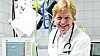 Im Dienst mit Kittel: So kennen seine Klinik-Kollegen den 65-Jährigen.