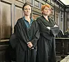 Die Verteidigerinnen schirmen die Angeklagte vor den Kameras ab.