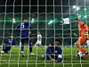 Gelsenkirchener Slapstick: Florian Neuhaus (l.) trifft durch fünf Schalker hindurch zum 1:0.