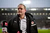 St. Pauli-Präsident Oke Göttlich guckt skeptisch durchs Stadion