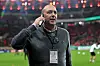 Fernando Carro telefoniert in der BayArena