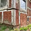 Das Haus hat eine besondere Details, wie Scharniere mit Muster eingraviert oder im Fischgretenmuster angeordnete Backsteine.