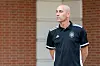 Luis Rubiales im schwarzen T-Shirt mit Logo der spanischen Nationalmannschaft.