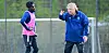 Horst Hrubesch (mit Bakery Jatta) zeigte bei seiner ersten Einheit als HSV-Trainer vollen Körpereinsatz.