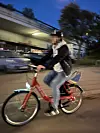 Dieser Radfahrer soll den Wagen von Roland Zell schwer beschädigt haben – völlig unprovoziert.