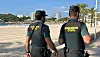 Mitglieder der spanischen Guardia Civil sind nahe eines Strandes im Einsatz.