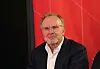 Karl-Heinz Rummenigge trägt einen Anzug und eine Brille