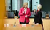 Bundestagspräsidentin Bärbel Bas (l., SPD) zieht zusammen mit Christine von Blanckenburg vom Nexus Institut bei der Bürgerlotterie im deutschen Bundestag die Teilnehmenden des ersten Bürgerrates.
