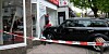 Ein gewohntes Bild in der Waitzstraße: Ein Auto ist in eine Schaufensterscheibe gekracht.