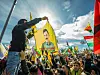 PKK-Anhänger mit einer Öcalan-Flagge (Symbolbild).