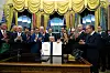 Habemus Haushalt! US-Präsident Trump lässt sich zu seiner Unterschrift applaudieren.