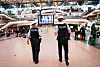 Beamte der Bundespolizei gehen durch den Check-In Bereich in Terminal 2 am Flughafen Hamburg. (Symbolbild)