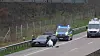 Ein PKW und ein Fahrzeug der Polizei stehen auf dem Standstreifen der Autobahn 1 bei Ahlhorn