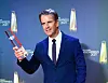 Moderator Markus Lanz freut sich nach der Verleihung des Deutschen Fernsehpreises 2021 im Tanzbrunnen über die Auszeichnung in der Kategorie „Beste Information“.
