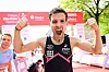 Der Hamburger Marathonläufer Benjamin Franke schreit im Ziel des Hamburg-Marathons seine Freude heraus