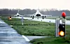 Zwei Kampfflugzeuge vom Typ Eurofighter Typhoon der Luftwaffe fahren über das Rollfeld am Fliegerhorst Wittmundhafen