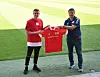 Max Kruse und Oliver Rohnert präsentieren das Union-Trikot.