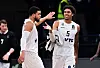 Ray McCallum und Caleb Homesley (v.l.) von den Towers bejubeln den Sieg gegen den Favoriten.