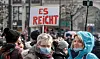 „Es reicht!“ steht auf einem Schild bei einer Demo gegen die Corona-Maßnahmen. Das denken sich nun auch Politiker:innen, die von Corona-Leugner:innen attackiert wurden.