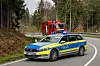 Einsatzfahrzeuge von Polizei und Feuerwehr stehen auf einer Straße in Niedersachsen. (Symbolbild)