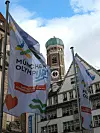 Flagge mit der Aufschrift 'OlympiJA' vor der Münchener Frauenkirche