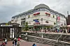 Passanten gehen vor dem Bahnhof Hamburg Altona.