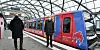 Henrik Falk (links), Vorstandsvorsitzender der Hochbahn, und Lutz Aigner, HVV-Geschäftsführer, vor der hvv switch-Bahn.