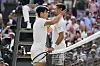 Carlos Alcaraz und Novak Djokovic nach dem Wimbledon-Finale
