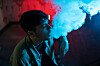 Ein Mann raucht Shisha