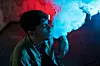 Ein Mann raucht Shisha
