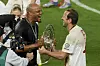 Vincent Kompany und Harry Kane jubeln mit der Meisterschale