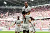 Oladapo Afolayan und Manolis Saliakas feiern ein St. Pauli-Tor in Freiburg