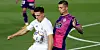 Luka Jovic behauptet den Ball für Real Madrid gegen Javi Sanchez aus Valladolid