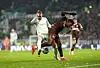 Oladapo Afolayan im Zweikampf mit Mitchell Weiser