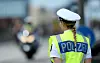 Eine Polizistin steht in Hamburg an einer Straße (Symbolfoto).
