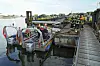 Die Feuerwehr ist im Hafen im Einsatz.