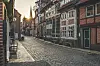 Eine Gasse bei Sonnenuntergang in Lauenburg, Schleswig-Holstein