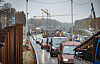 Autos stehen auf der provisorischen Rampe zur A7