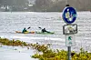 Der Mann klammerte er sich an einem vorbeifahrenden Kajak fest (Symbolfoto).
