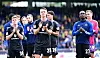 Die HSV-Profis gehen nach dem 4:0 in Braunschweig zufrieden vor die Gästekurve.