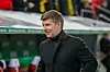 Thomas Hitzelsperger im Mantel in der WWK-Arena in Augsburg