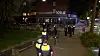 Polizisten stehen vor dem Restaurant am Schulterblatt/Ecke Eimsbütteler Straße.