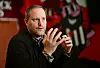 St. Pauli-Präsident Oke Göttlich gestikuliert bei einem Interview