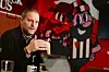St. Pauli-Präsident Oke Göttlich gestikuliert bei einem Interview