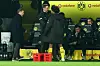 Niko Kovac sieht, wie Sebastian Kehl mit Karim Adeyemi diskutiert