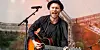 Johannes Oerding singend mit Gitarre