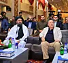 Rätselhafte Rolle: Bei einer Pressekonferenz zum Bau eines neuen Krankenhauses in Kabul sitzt Sekander Scherzai direkt rechts hinter Geschäftsmann Mirwais Azizi (helles Sacko), der 500 Millionen Euro für das Projekt gespendet hat. Links neben Azizi: Mullah Abdul Ghani Baradar, Wirtschafts-Vizepremier der Taliban