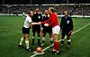 Da ahnte noch keiner was vom Wembley-Tor: DFB-Kapitän Uwe Seeler im WM-Finale 1966 bei der Seitenwahl mit Englands Bobby Moore – und dem Schiedsrichter-Gespann...