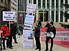 Die Linke demonstrierte am Freitag vor der Ausschusssitzung mit einem Papp-Elbtower gegen die Planungen an den Elbbrücken.