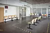 Früher Jobcenter, heute der Wartebereich der Praxis. Jeden Mittwoch kommen bis zu 150 Patienten ohne Versicherung zur Sprechstunde.